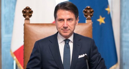 Conte firma il nuovo Dpcm: prorogate le misure già in vigore per il Covid 